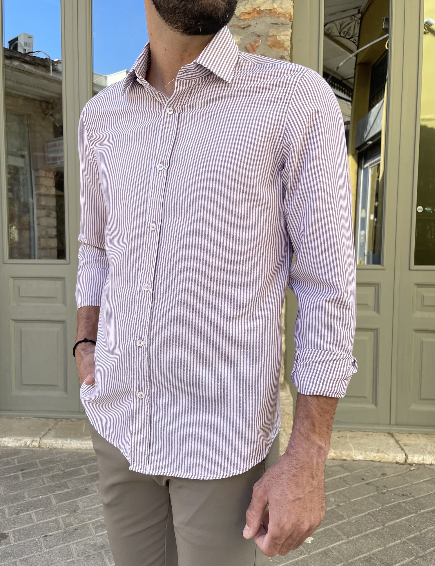 Ανδρικό πουκάμισο με γιακά λευκό με μπορντό ρίγα 2097 φωτογραφία